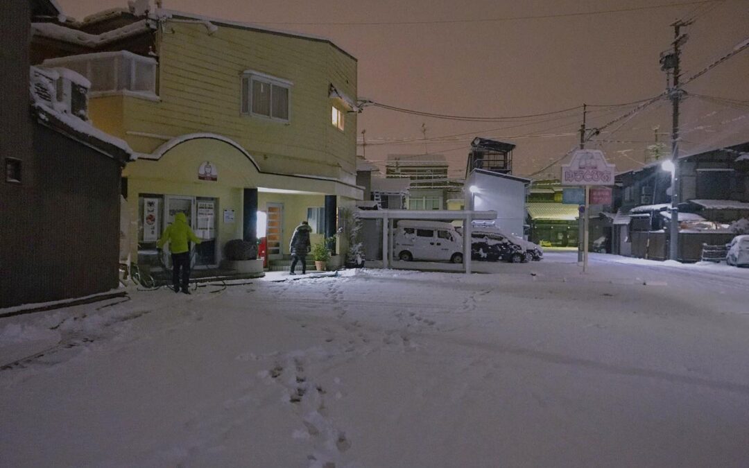 雪景色 雪かき 駐車場 飛騨高山